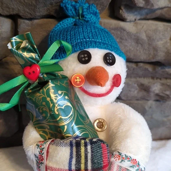 Hand Crafted Snowman Decoration *Makes a great gift for the holidays!* - Picture 3 of 5